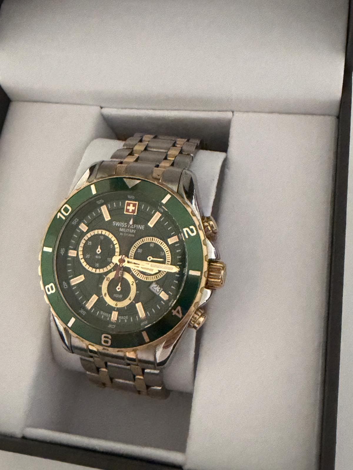 Unbearbeitetes Handyfoto einer Armbanduhr in der Verpackung